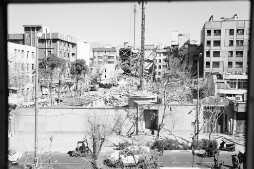 这是3月3日在伊朗德黑兰拍摄的一处在袭击中受损的建筑。新华社发